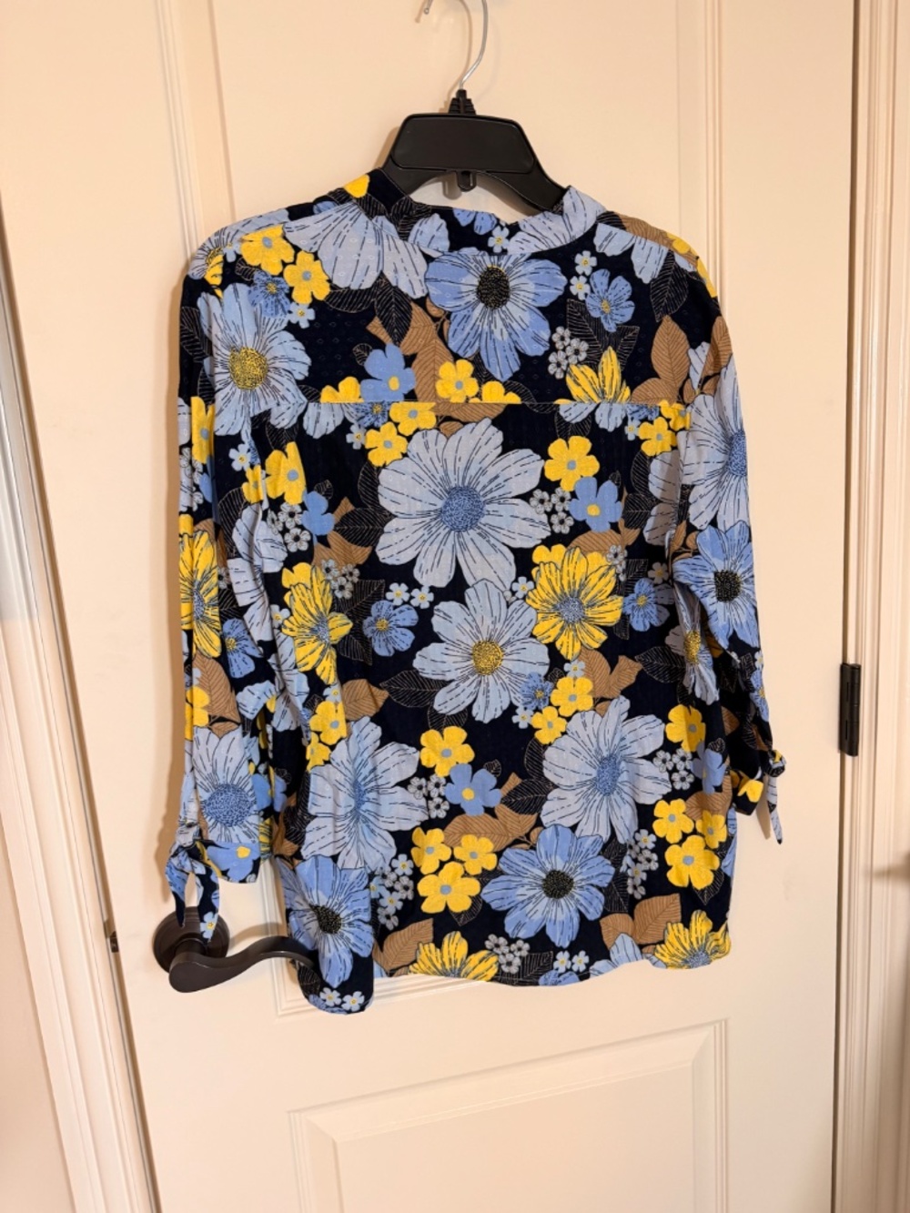 Alison Daley flowered blouse. - Picture 2 of 3
